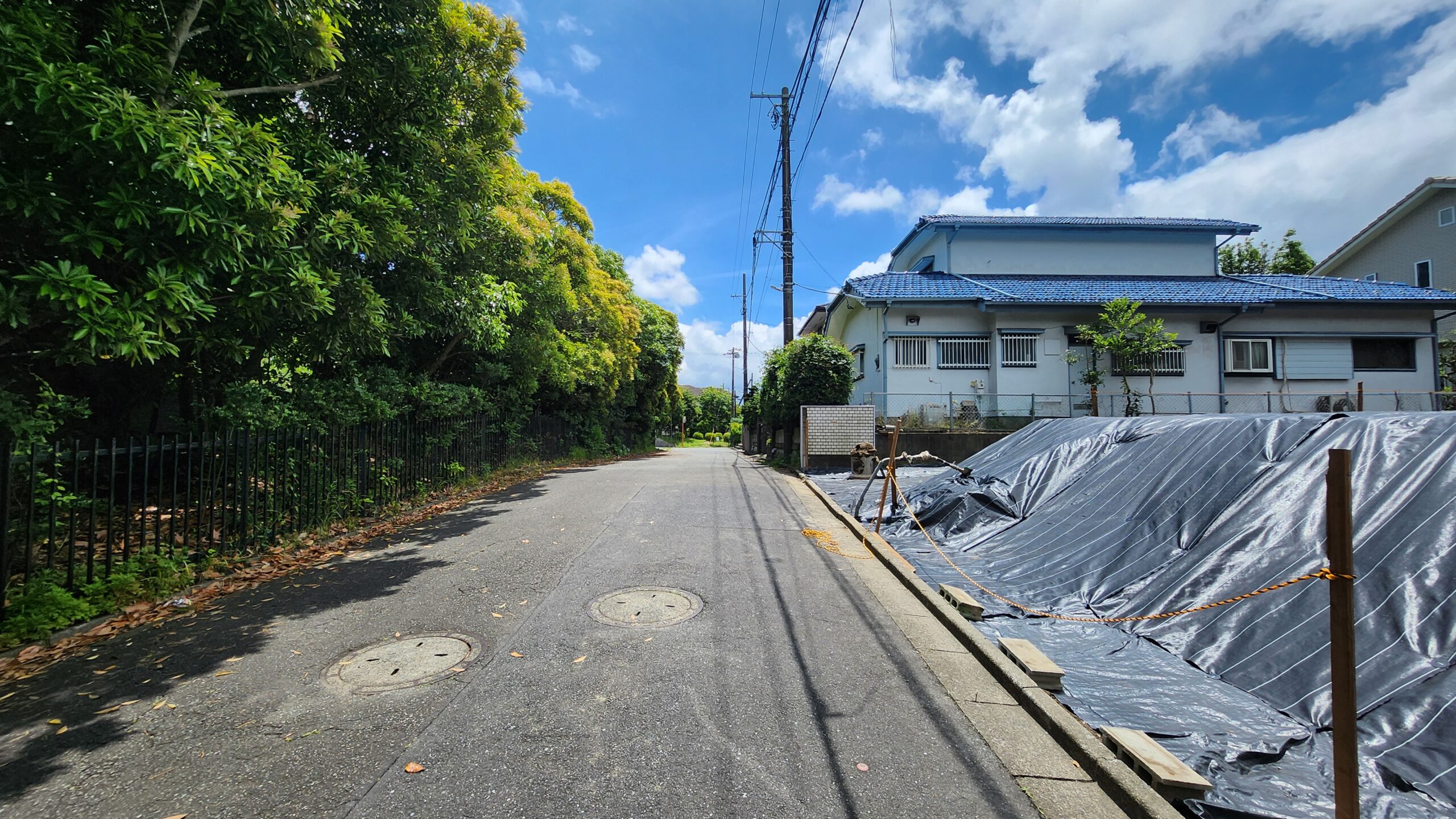 前面道路は東側約6m  駐車も楽々